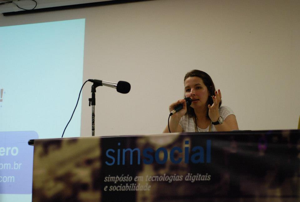 Pesquisadora Raquel Recuero (UCPel) durante a primeira conferência do SIMSOCIAL 2012. Foto: Matheus Pirajá Pesquisadora Raquel Recuero (UCPel) durante a primeira conferência do SIMSOCIAL 2012. Foto: Matheus Pirajá
