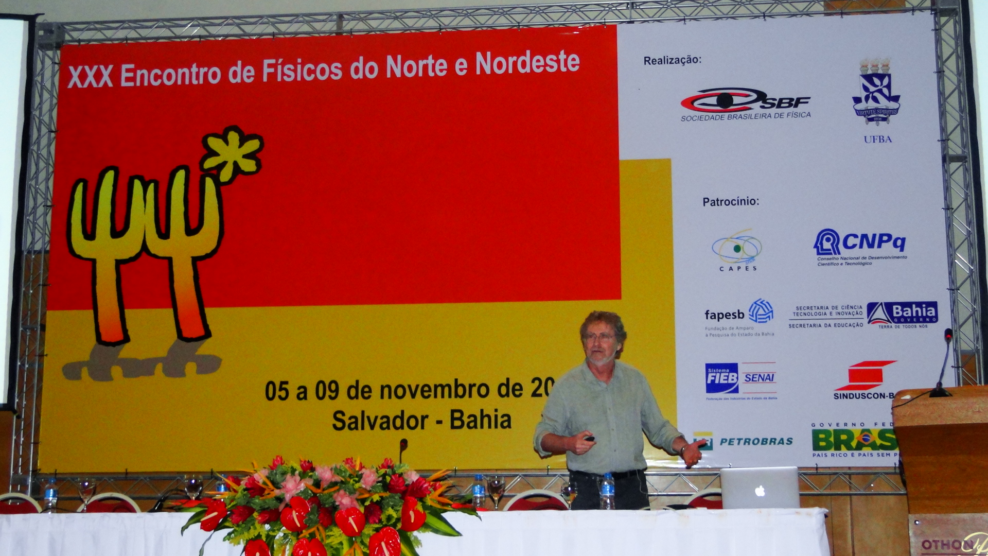 “É possível ter correlações com objetos do mundo quântico muito mais forte do que no mundo clássico, esclarece o professor", Luiz Davidovich, durante Encontro de Físicos do Norte e Nordeste. Foto: Divulgação “É possível ter correlações com objetos do mundo quântico muito mais forte do que no mundo clássico, esclarece o professor", Luiz Davidovich, durante Encontro de Físicos do Norte e Nordeste. Foto: Divulgação