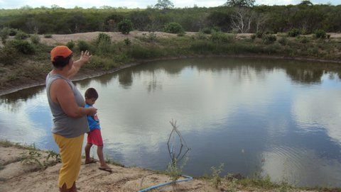 Na roça Alto do Céu, a família de Silvia e Dudu cuidam da água. Foto: Liliana Peixinho.