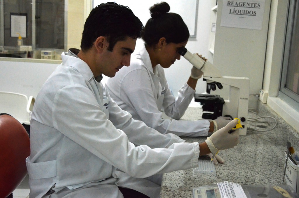 Thiago e Thamires durante trabalho em laboratório (Foto: Emile Conceição)